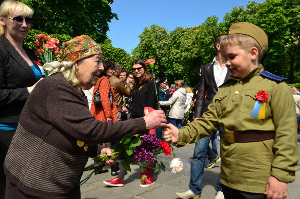 9 мая: Киевляне вышли с Георгиевскими лентами вопреки запрету Порошенко 9 мая: Киевляне вышли с Георгиевскими лентами вопреки запрету Порошенко