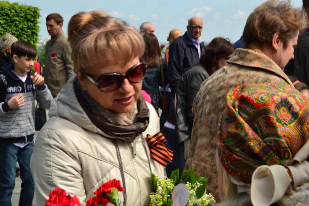 9 мая: Киевляне вышли с Георгиевскими лентами вопреки запрету Порошенко 9 мая: Киевляне вышли с Георгиевскими лентами вопреки запрету Порошенко