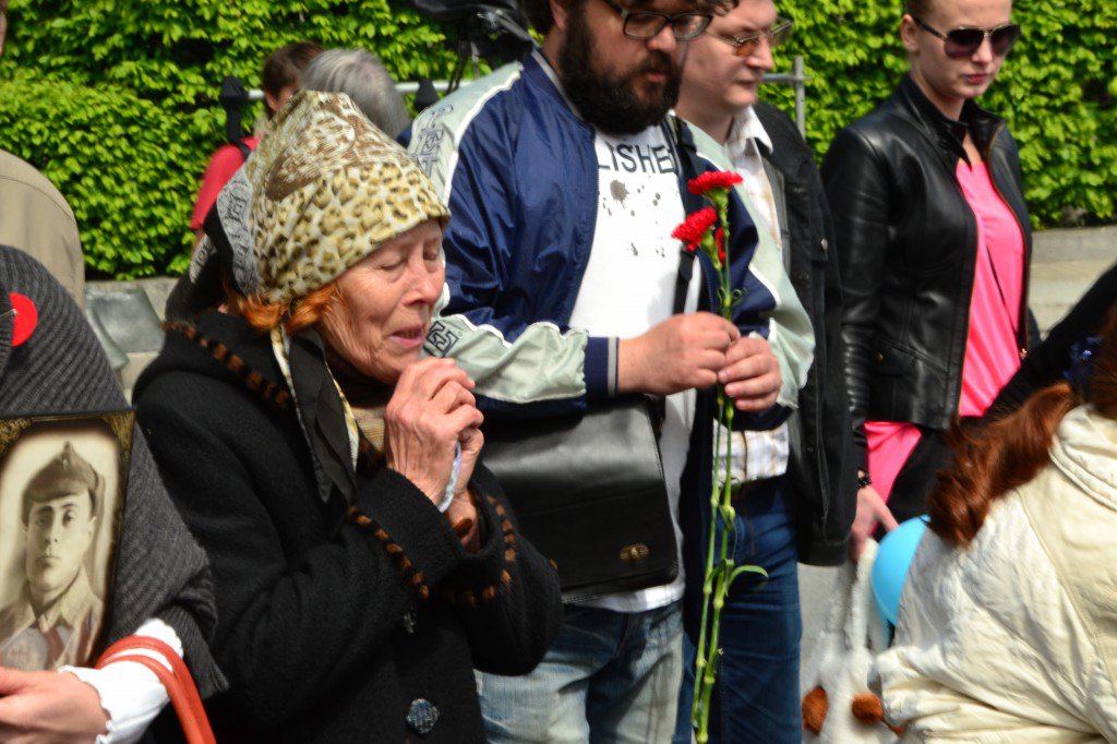 9 мая: Киевляне вышли с Георгиевскими лентами вопреки запрету Порошенко 9 мая: Киевляне вышли с Георгиевскими лентами вопреки запрету Порошенко