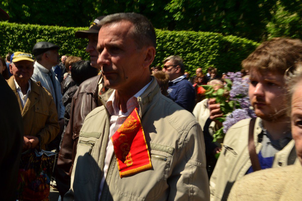 9 мая: Киевляне вышли с Георгиевскими лентами вопреки запрету Порошенко 9 мая: Киевляне вышли с Георгиевскими лентами вопреки запрету Порошенко