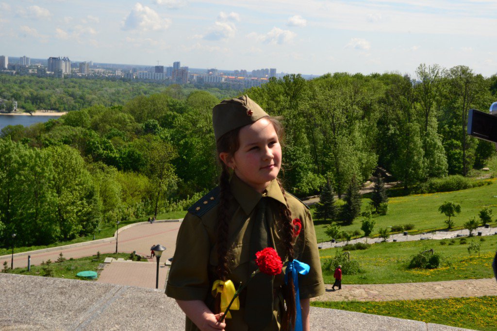 9 мая: Киевляне вышли с Георгиевскими лентами вопреки запрету Порошенко 9 мая: Киевляне вышли с Георгиевскими лентами вопреки запрету Порошенко