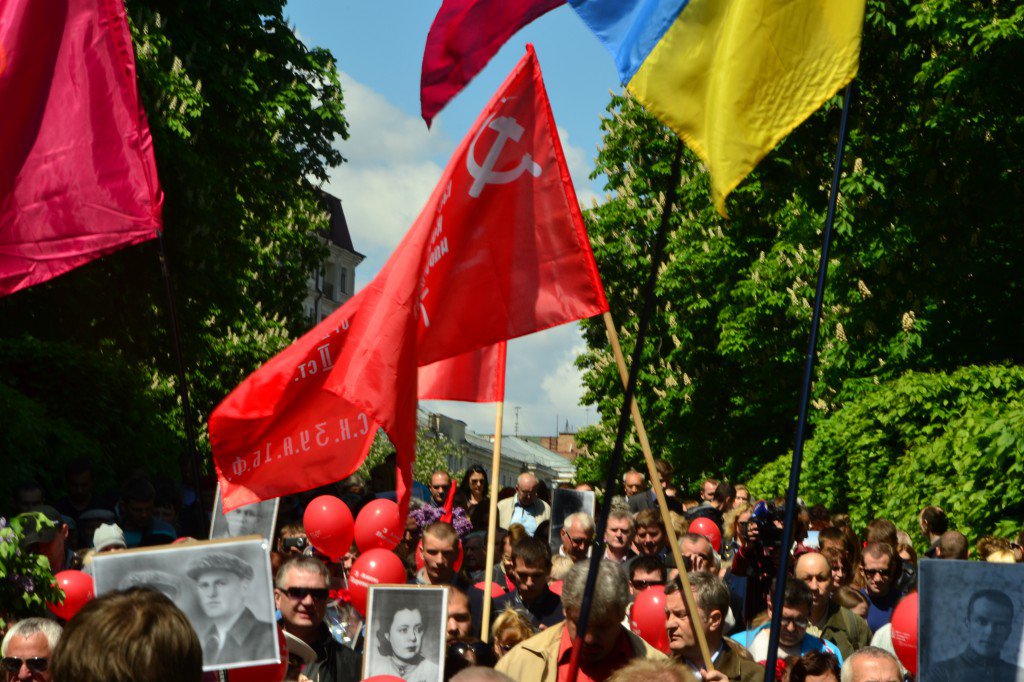 9 мая: Киевляне вышли с Георгиевскими лентами вопреки запрету Порошенко 9 мая: Киевляне вышли с Георгиевскими лентами вопреки запрету Порошенко