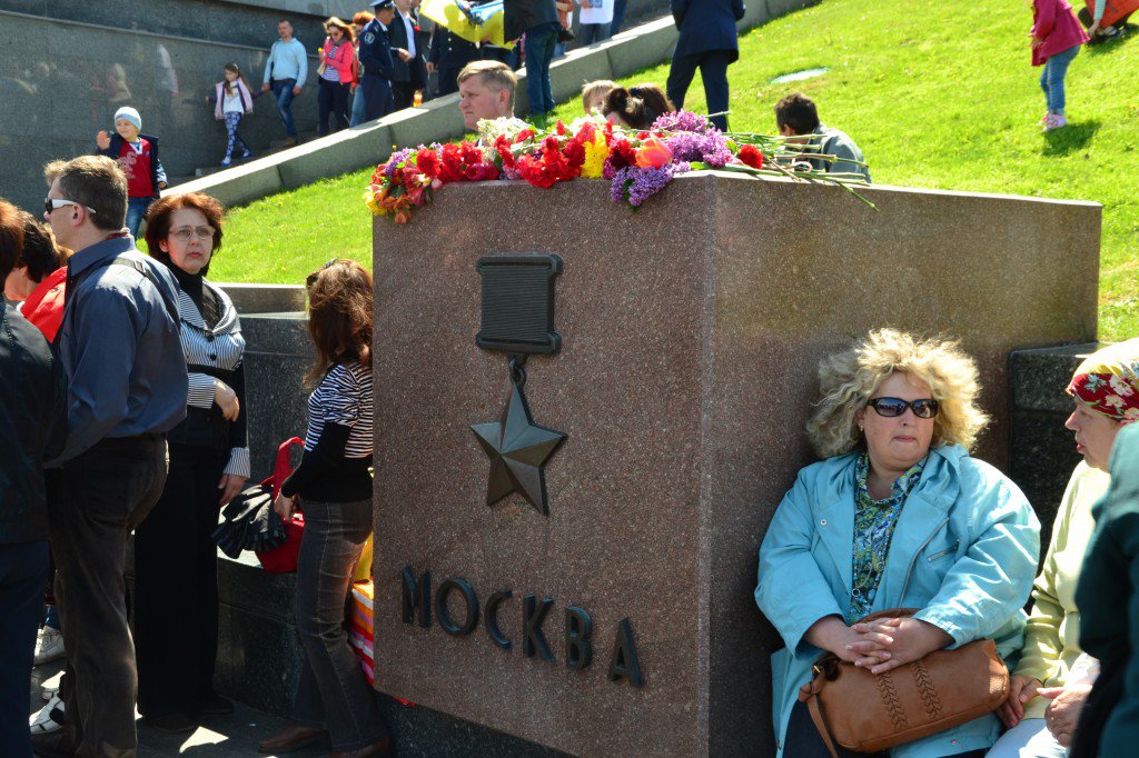 9 мая: Киевляне вышли с Георгиевскими лентами вопреки запрету Порошенко 9 мая: Киевляне вышли с Георгиевскими лентами вопреки запрету Порошенко