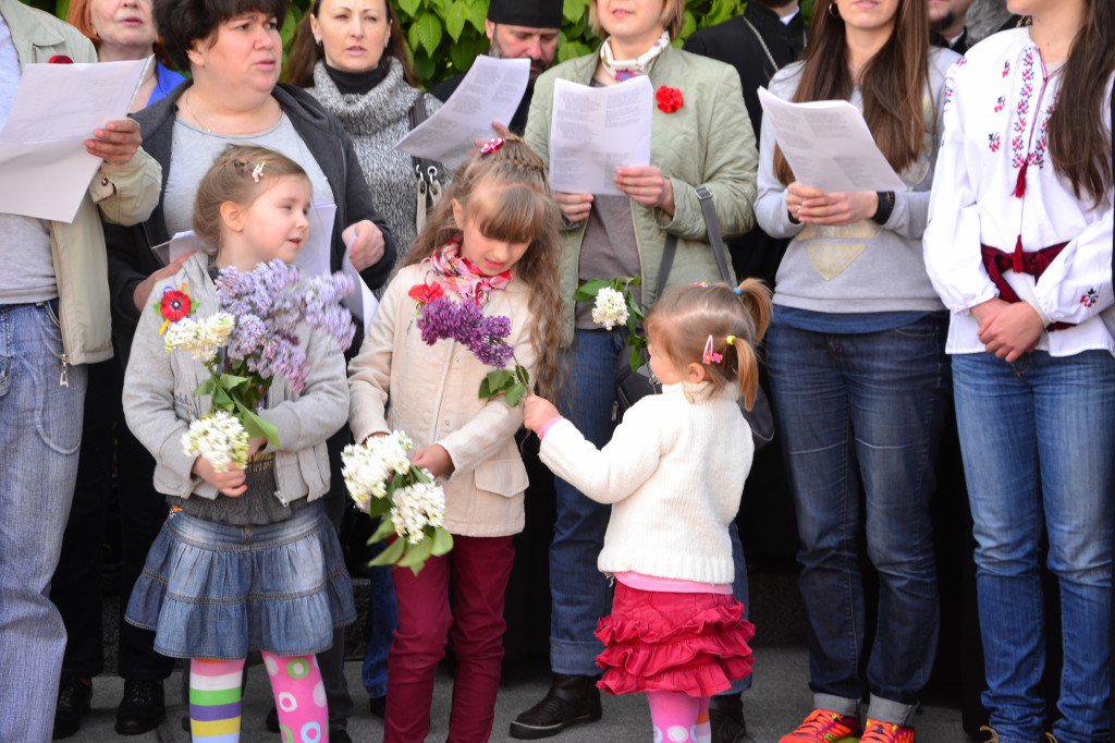 9 мая: Киевляне вышли с Георгиевскими лентами вопреки запрету Порошенко 9 мая: Киевляне вышли с Георгиевскими лентами вопреки запрету Порошенко