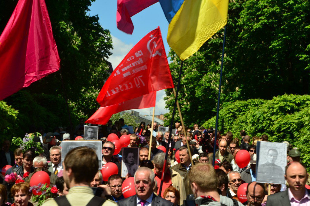 9 мая: Киевляне вышли с Георгиевскими лентами вопреки запрету Порошенко 9 мая: Киевляне вышли с Георгиевскими лентами вопреки запрету Порошенко