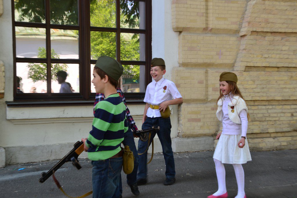 9 мая: Киевляне вышли с Георгиевскими лентами вопреки запрету Порошенко 9 мая: Киевляне вышли с Георгиевскими лентами вопреки запрету Порошенко