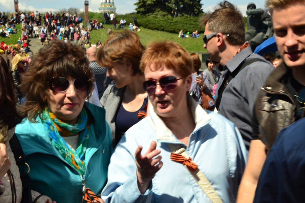 9 мая: Киевляне вышли с Георгиевскими лентами вопреки запрету Порошенко 9 мая: Киевляне вышли с Георгиевскими лентами вопреки запрету Порошенко