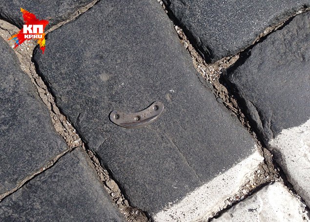 Юбилейный парад маршировал по Красной площади так, что от армейских сапог отлетали набойки Юбилейный парад маршировал по Красной площади так, что от армейских сапог отлетали набойки