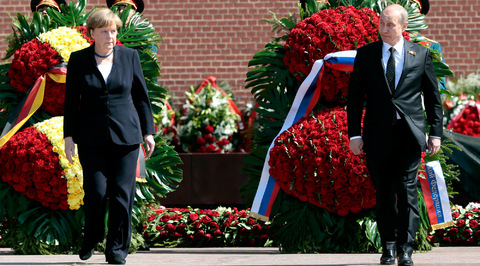 Путин и Меркель возложат венок к Могиле Неизвестного солдата Путин и Меркель возложат венок к Могиле Неизвестного солдата