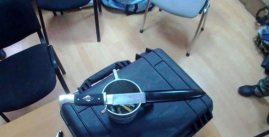 Укрофашисты используют оружие и вещи с символикой Третьего рейха