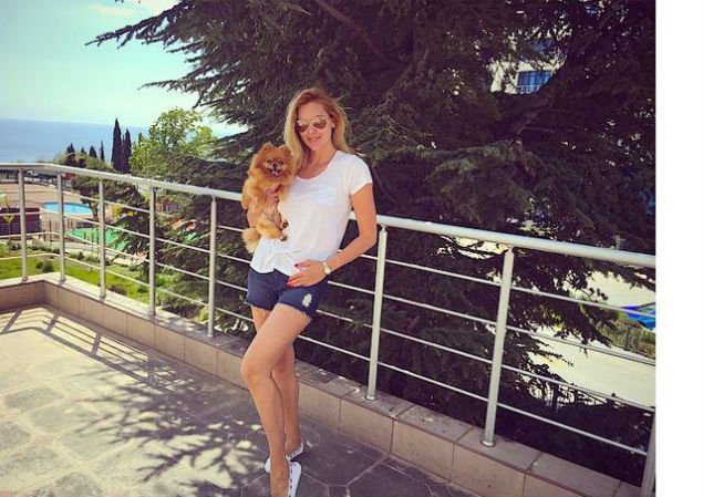 Украинская олимпийская чемпионка Яна Клочкова открыла купальный сезон в Крыму