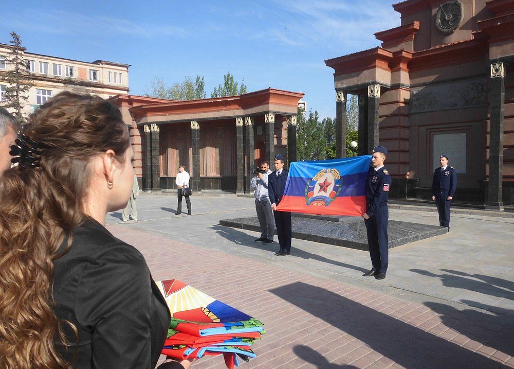 Церемония передачи Государственного флага городам и районам ЛНР состоялась в Луганске Церемония передачи Государственного флага городам и районам ЛНР состоялась в Луганске