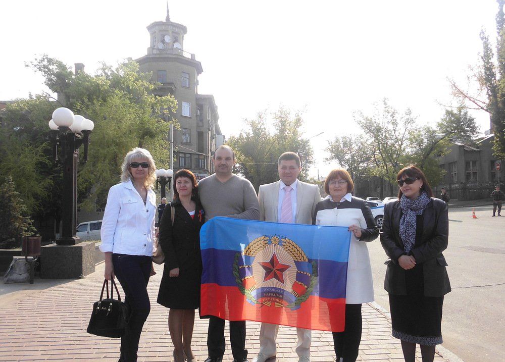 Церемония передачи Государственного флага городам и районам ЛНР состоялась в Луганске Церемония передачи Государственного флага городам и районам ЛНР состоялась в Луганске