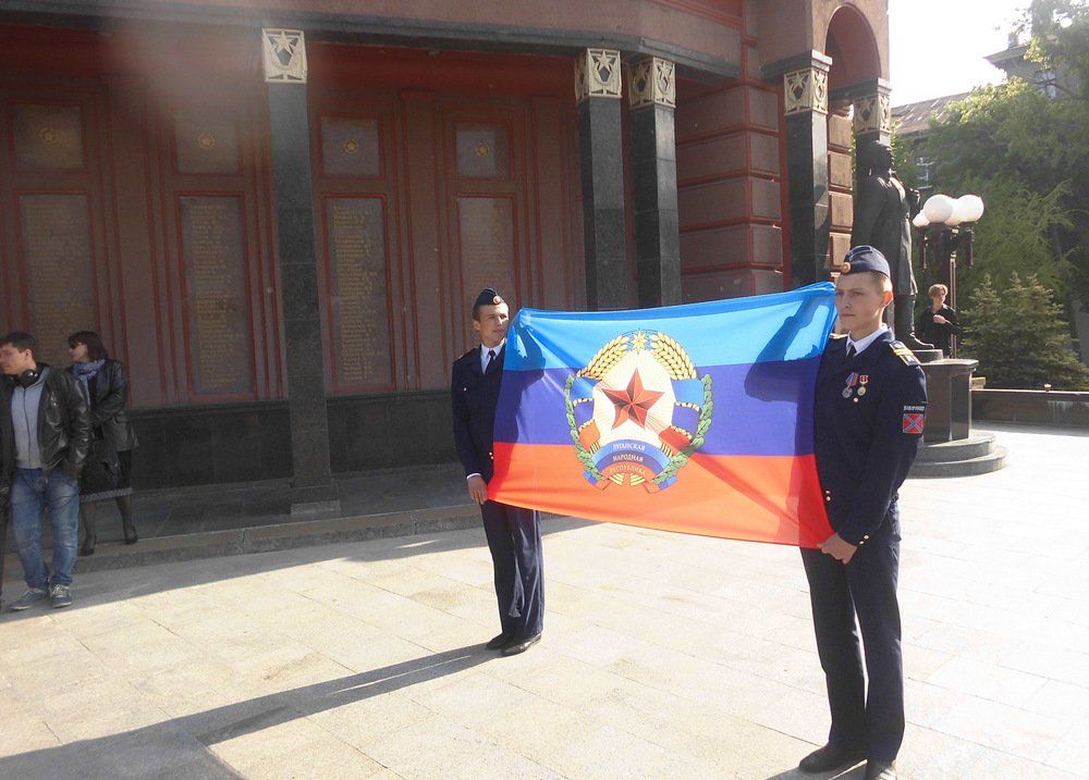 Церемония передачи Государственного флага городам и районам ЛНР состоялась в Луганске Церемония передачи Государственного флага городам и районам ЛНР состоялась в Луганске