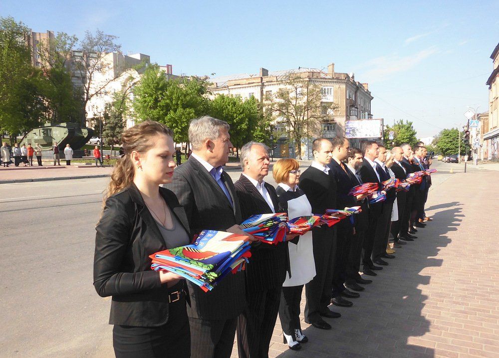 Церемония передачи Государственного флага городам и районам ЛНР состоялась в Луганске Церемония передачи Государственного флага городам и районам ЛНР состоялась в Луганске