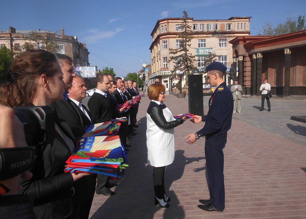 Церемония передачи Государственного флага городам и районам ЛНР состоялась в Луганске Церемония передачи Государственного флага городам и районам ЛНР состоялась в Луганске
