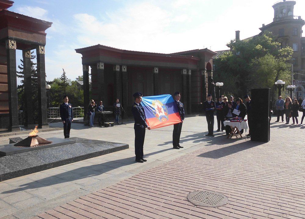 Церемония передачи Государственного флага городам и районам ЛНР состоялась в Луганске Церемония передачи Государственного флага городам и районам ЛНР состоялась в Луганске