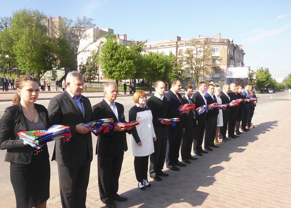 Церемония передачи Государственного флага городам и районам ЛНР состоялась в Луганске Церемония передачи Государственного флага городам и районам ЛНР состоялась в Луганске