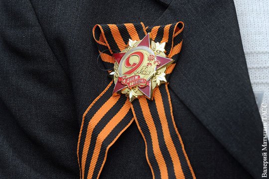 Нацисты из партии «Свобода» во Львове напали на пенсионера, издевались и облили его кефиром за ношение георгиевской ленточки. Нацисты из партии «Свобода» во Львове напали на пенсионера, издевались и облили его кефиром за ношение георгиевской ленточки.