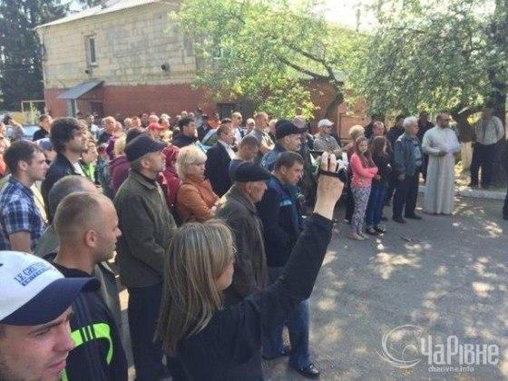 В Ровенской области открыли стрельбу по соратникам Тягнибока В Ровенской области открыли стрельбу по соратникам Тягнибока