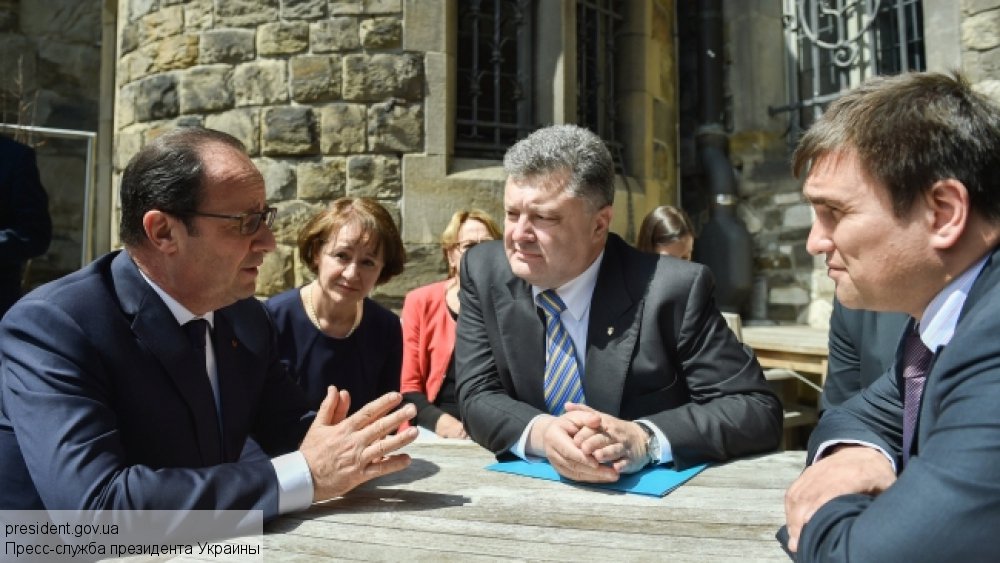 Порошенко выпрашивает у Олланда миротворцев для Донбасса Порошенко выпрашивает у Олланда миротворцев для Донбасса