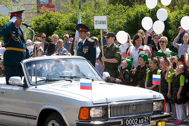 В Ростове-на-Дону провели парад «детских войск» В Ростове-на-Дону провели парад «детских войск»