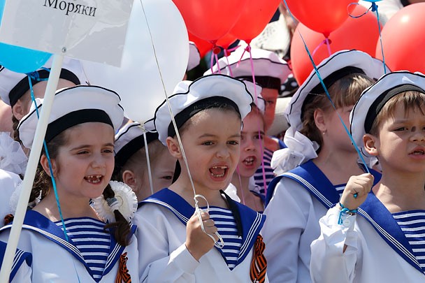 В Ростове-на-Дону провели парад «детских войск» В Ростове-на-Дону провели парад «детских войск»