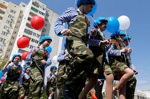 В Ростове-на-Дону провели парад «детских войск» В Ростове-на-Дону провели парад «детских войск»