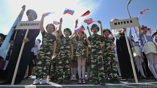 В Ростове-на-Дону провели парад «детских войск» В Ростове-на-Дону провели парад «детских войск»
