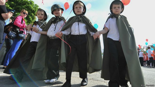 В Ростове-на-Дону провели парад «детских войск» В Ростове-на-Дону провели парад «детских войск»