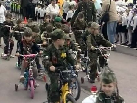 В Ростове-на-Дону провели парад «детских войск» В Ростове-на-Дону провели парад «детских войск»