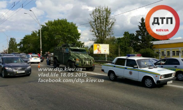 В Киеве военный броневик протаранил две легковушки В Киеве военный броневик протаранил две легковушки