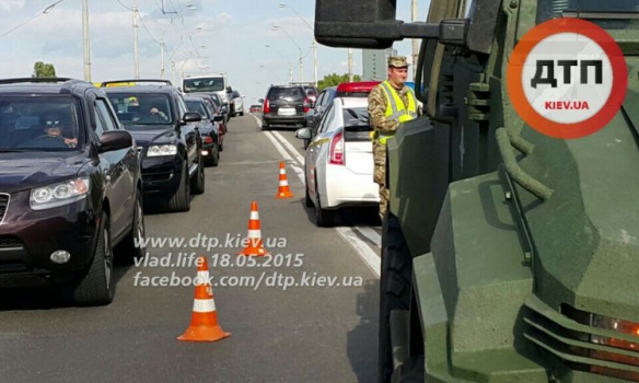 В Киеве военный броневик протаранил две легковушки В Киеве военный броневик протаранил две легковушки