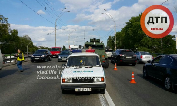 В Киеве военный броневик протаранил две легковушки В Киеве военный броневик протаранил две легковушки