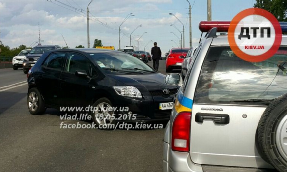 В Киеве военный броневик протаранил две легковушки В Киеве военный броневик протаранил две легковушки