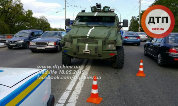 В Киеве военный броневик протаранил две легковушки В Киеве военный броневик протаранил две легковушки