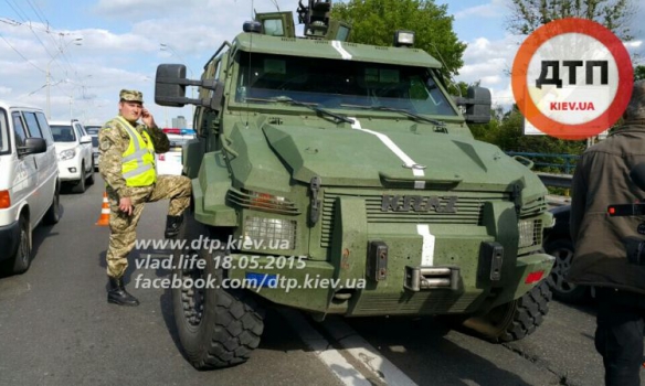 В Киеве военный броневик протаранил две легковушки В Киеве военный броневик протаранил две легковушки