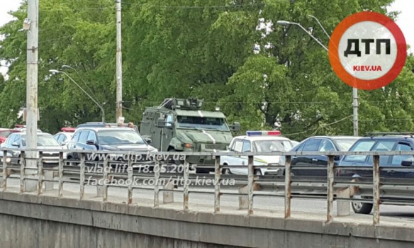 В Киеве военный броневик протаранил две легковушки В Киеве военный броневик протаранил две легковушки