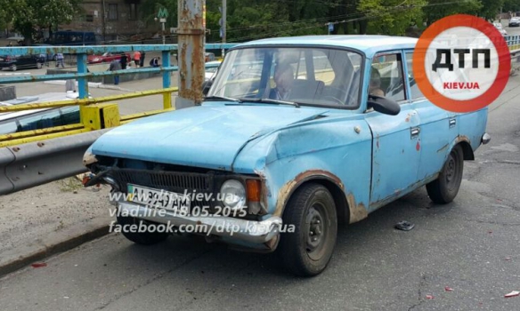 В Киеве военный броневик протаранил две легковушки В Киеве военный броневик протаранил две легковушки
