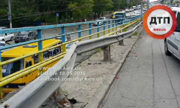 В Киеве военный броневик протаранил две легковушки В Киеве военный броневик протаранил две легковушки