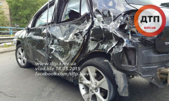 В Киеве военный броневик протаранил две легковушки В Киеве военный броневик протаранил две легковушки