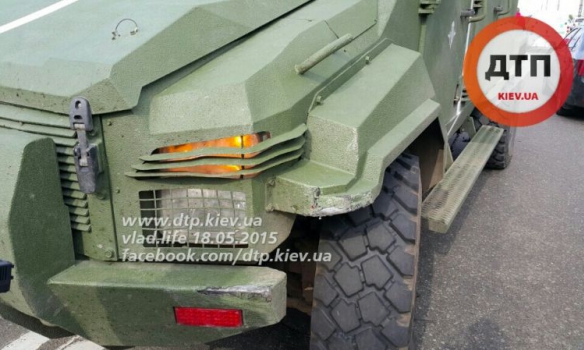 В Киеве военный броневик протаранил две легковушки В Киеве военный броневик протаранил две легковушки