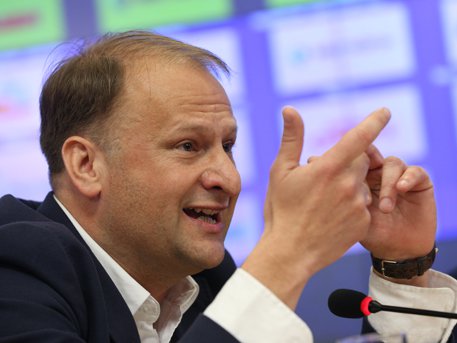 Пресс-атташе российской сборной Игорь Ларин назвал Россию «ненормальной» державой Пресс-атташе российской сборной Игорь Ларин назвал Россию «ненормальной» державой