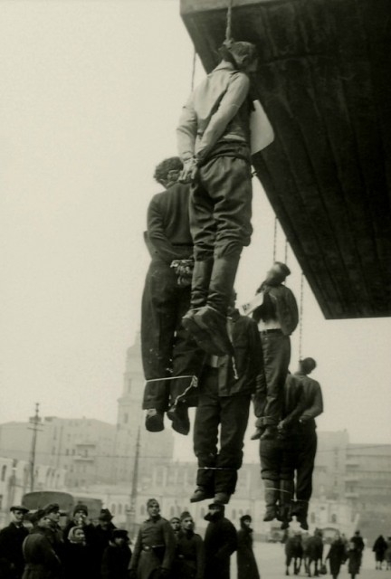 Акция "устрашения" (Видео +18) Украинские каратели сняли на видео казнь ополченца и его беременной жены Акция "устрашения" (Видео +18) Украинские каратели сняли на видео казнь ополченца и его беременной жены