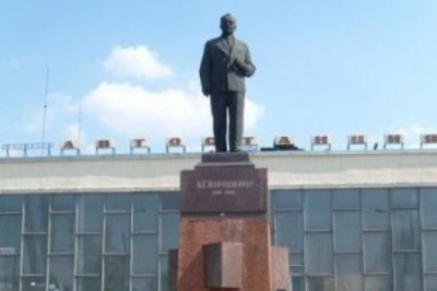 Галичанские гастарбайтеры подрядились валить советские памятники в Донбассе Галичанские гастарбайтеры подрядились валить советские памятники в Донбассе