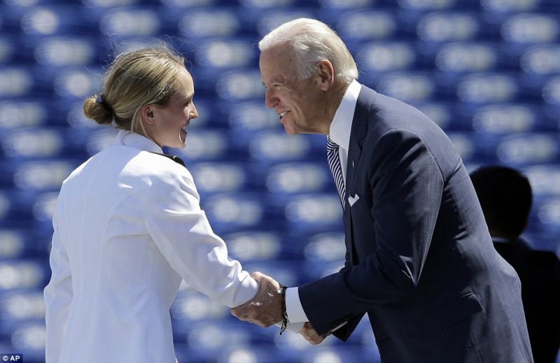 Кремлю — доверие, Капитолию — бомбу Кремлю — доверие, Капитолию — бомбу