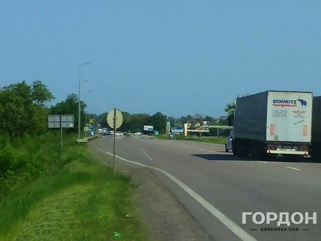 Под Харьковом неизвестный расстрелял людей и взял заложников