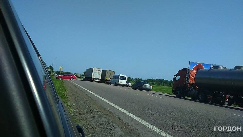 Под Харьковом неизвестный расстрелял людей и взял заложников