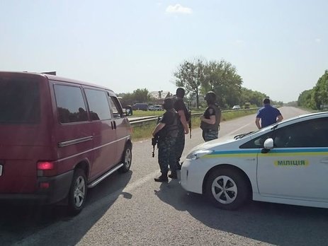 Под Харьковом неизвестный расстрелял людей и взял заложников