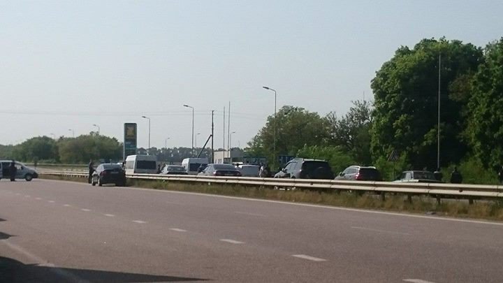 Под Харьковом неизвестный расстрелял людей и взял заложников